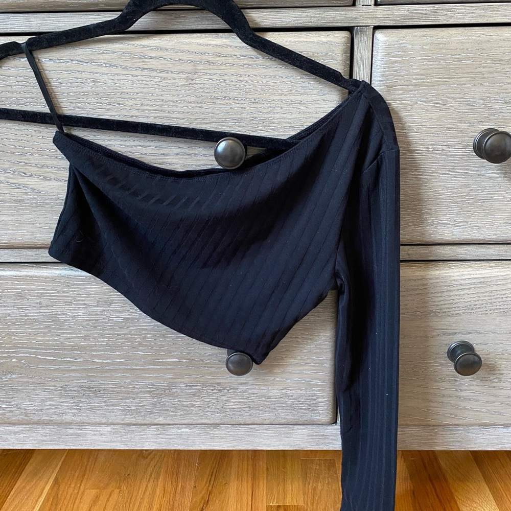 One shoulder long-sleeve crop top